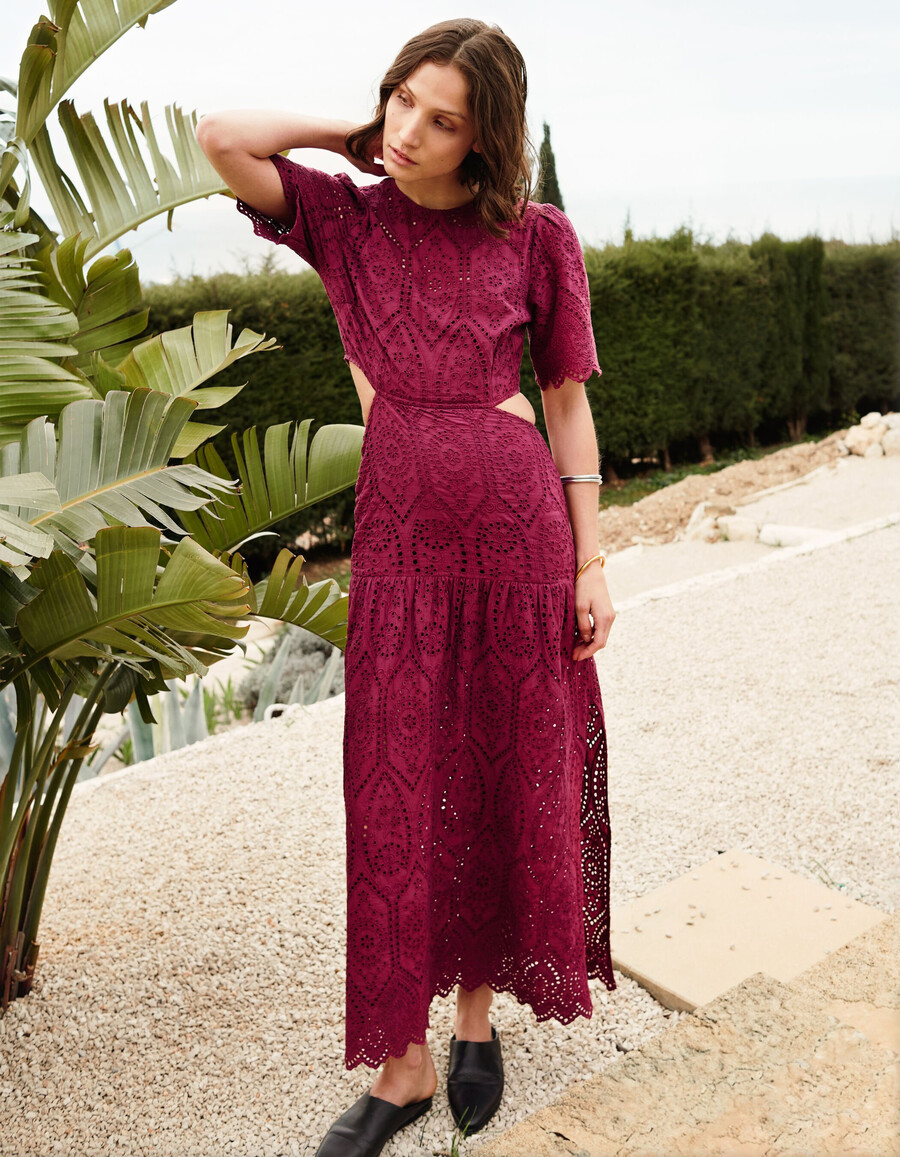 vestido largo con espalda abierta y bordado con ojales en color burdeos para mujer