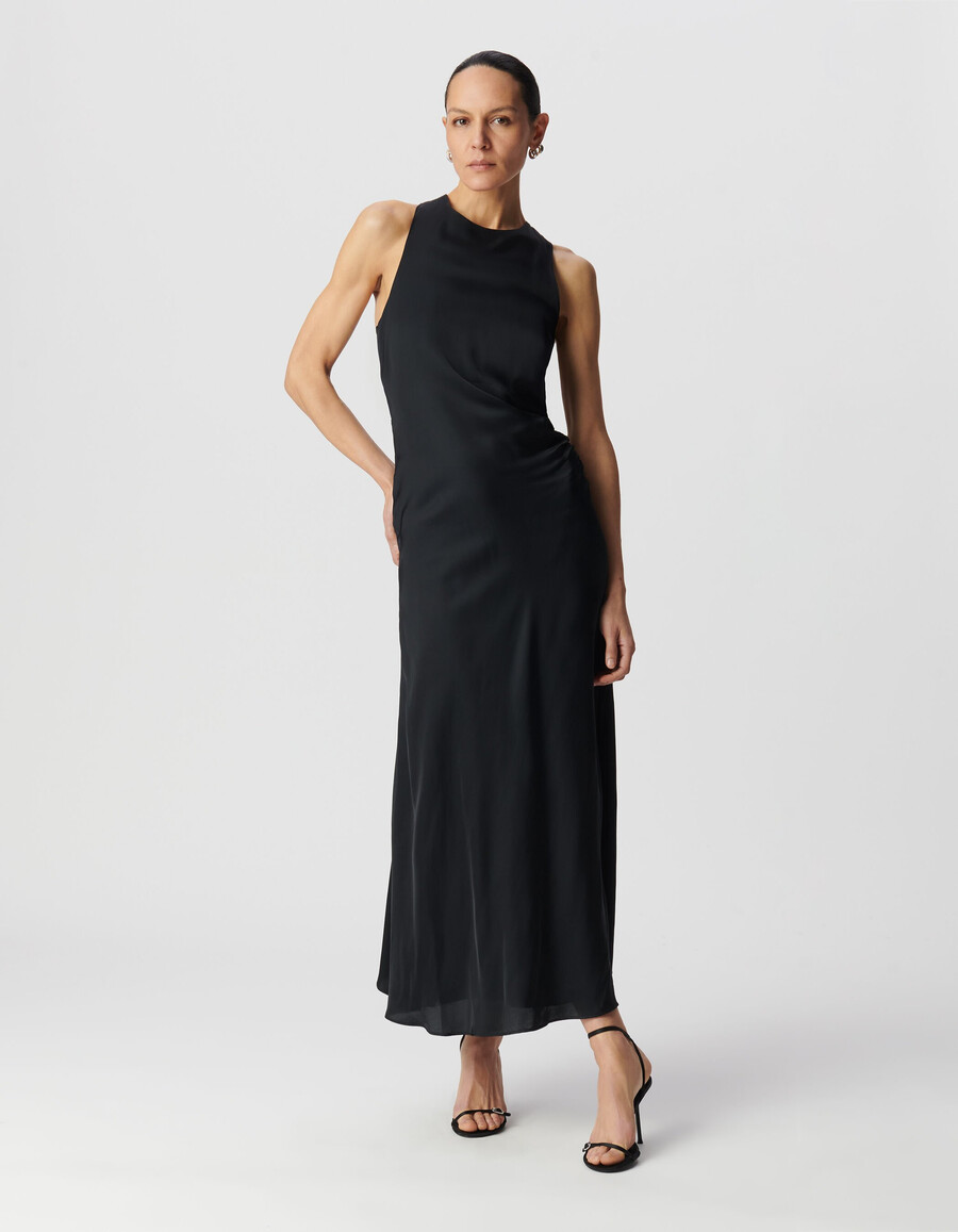 vestido largo negro de mujer con tirantes cruzados en la espalda
