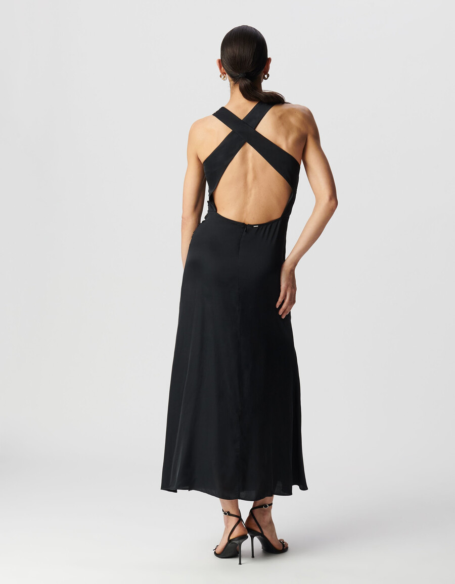 vestido largo negro de mujer con tirantes cruzados en la espalda