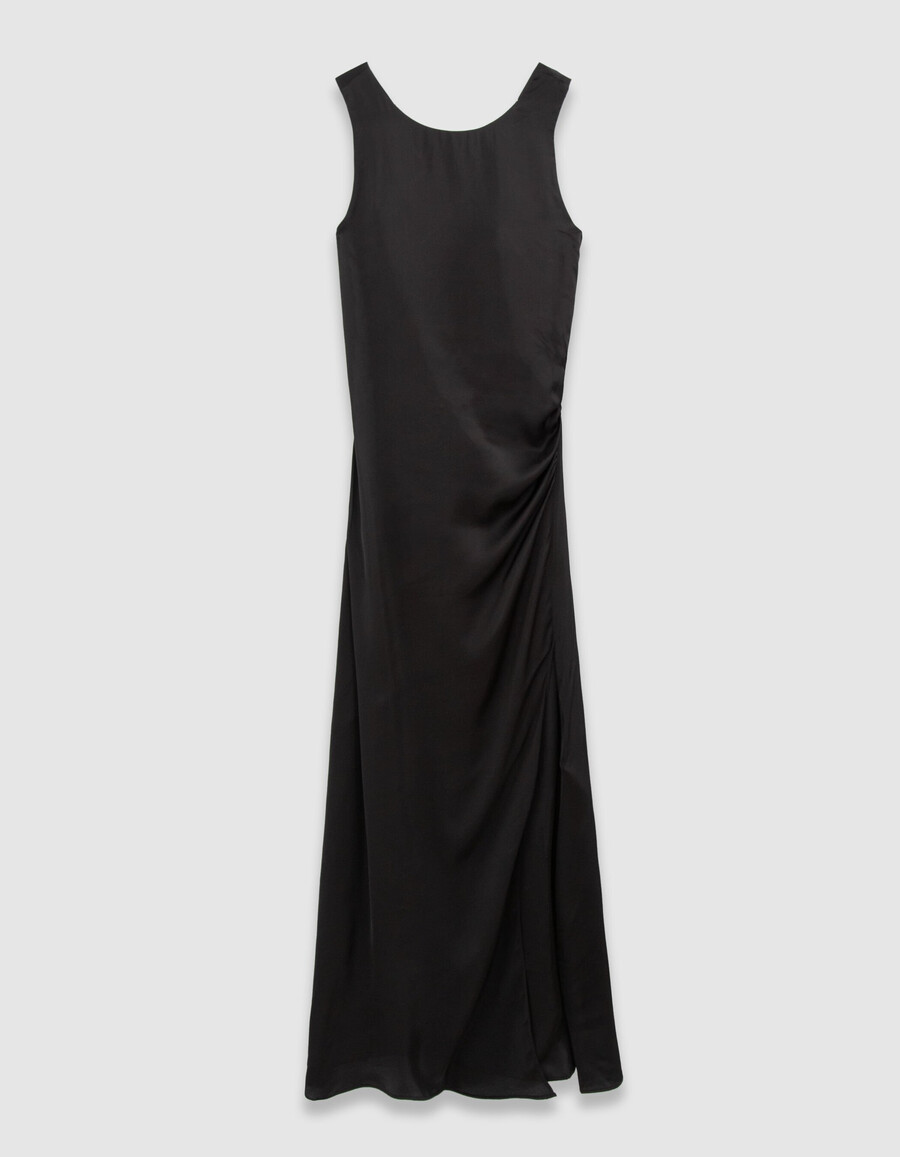 vestido largo negro de mujer con tirantes cruzados en la espalda