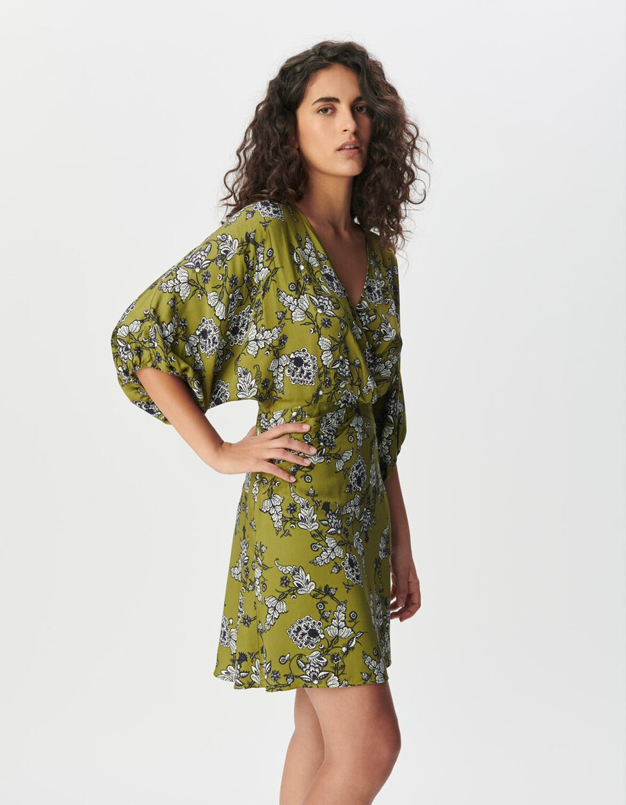 vestido verde fluido para mujer con estampado floral