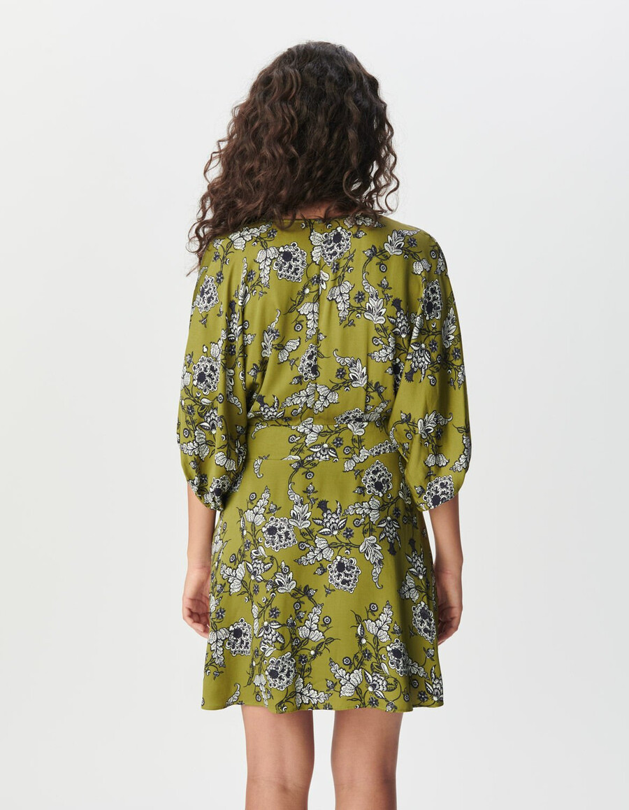 vestido verde fluido para mujer con estampado floral