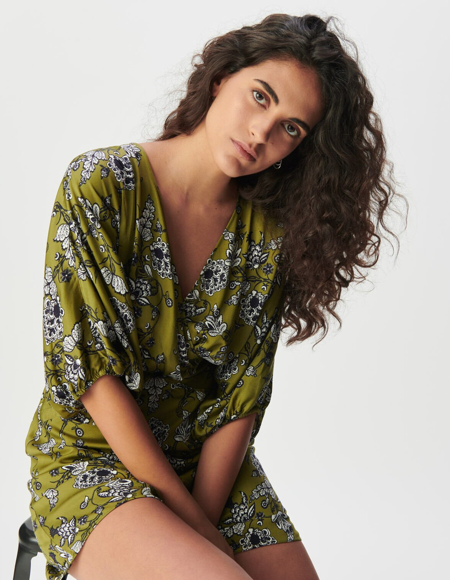 vestido verde fluido para mujer con estampado floral