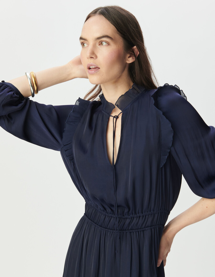vestido fluido azul marino para mujer con volantes plisados