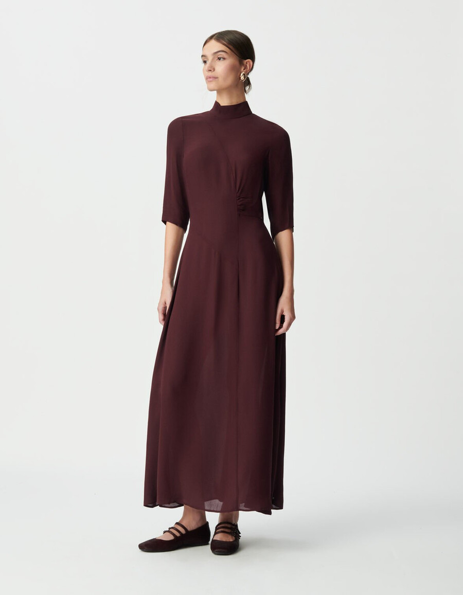 vestido largo burdeos de cuello alto para mujer