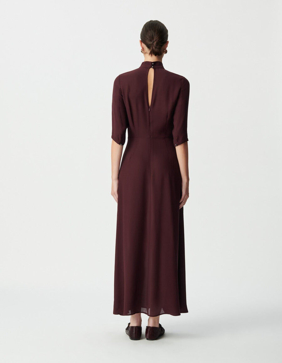 vestido largo burdeos de cuello alto para mujer