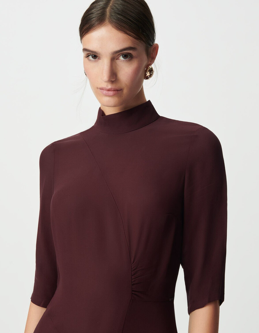 vestido largo burdeos de cuello alto para mujer