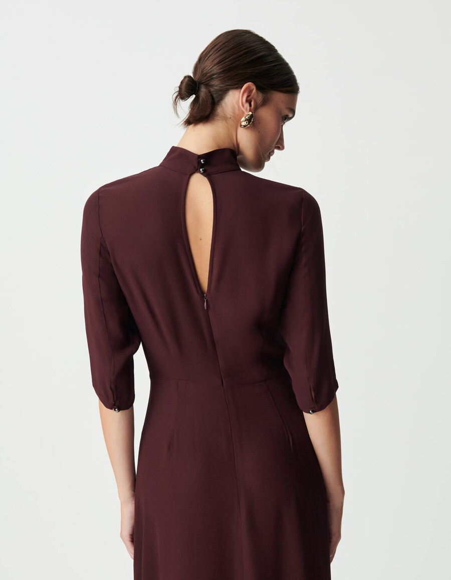 vestido largo burdeos de cuello alto para mujer