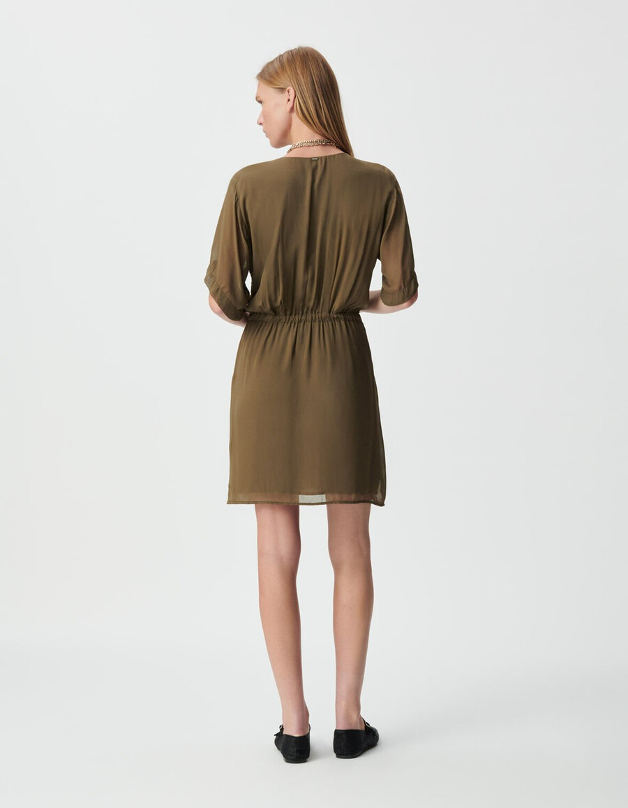 vestido cruzado color caqui con cintura drapeada para mujer