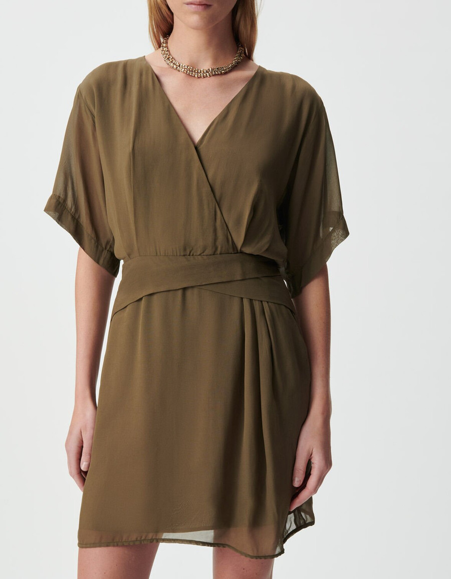 vestido cruzado color caqui con cintura drapeada para mujer
