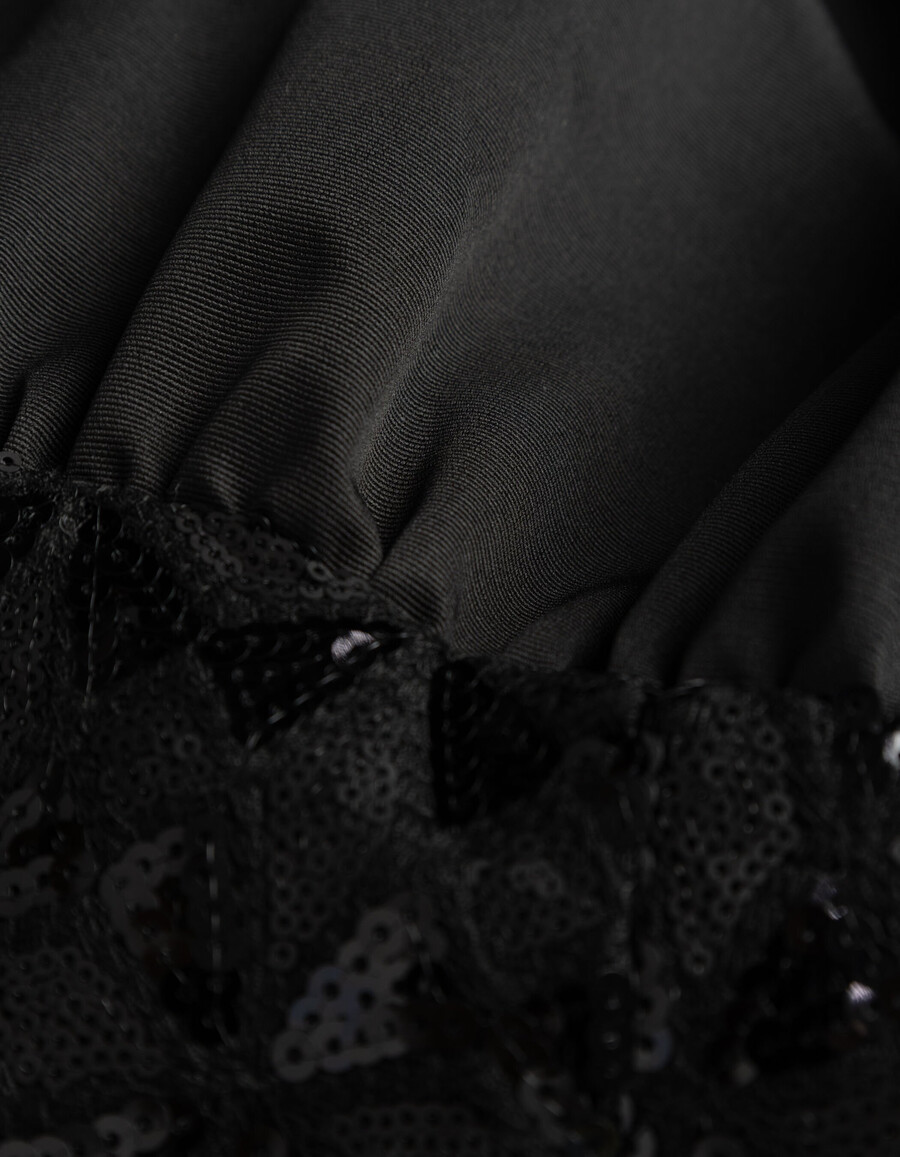 vestido negro de mujer con bordado gráfico de lentejuelas