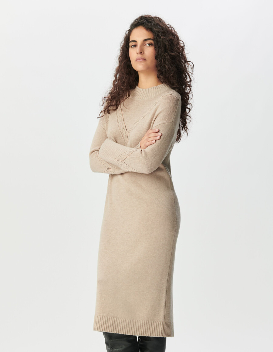 vestido tipo suéter beige para mujer con punto trenzado