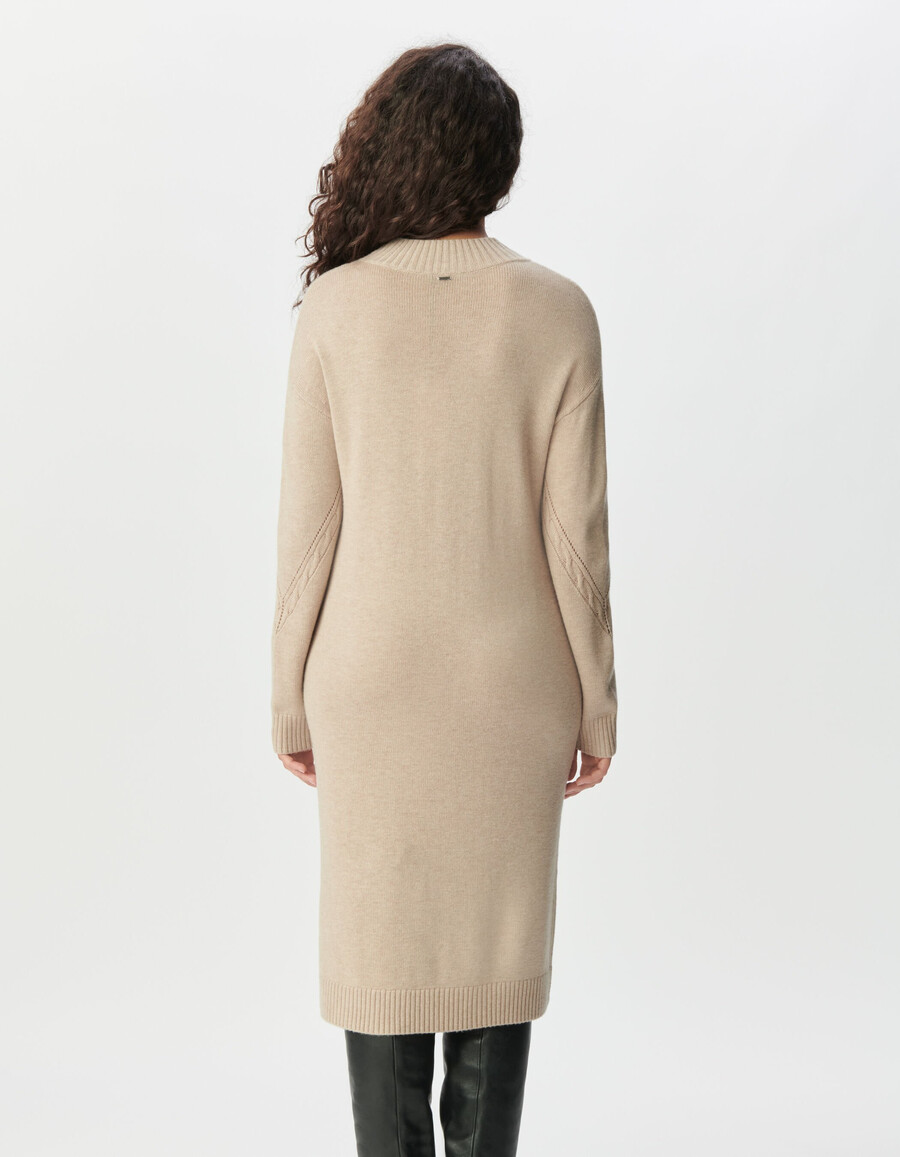 vestido tipo suéter beige para mujer con punto trenzado