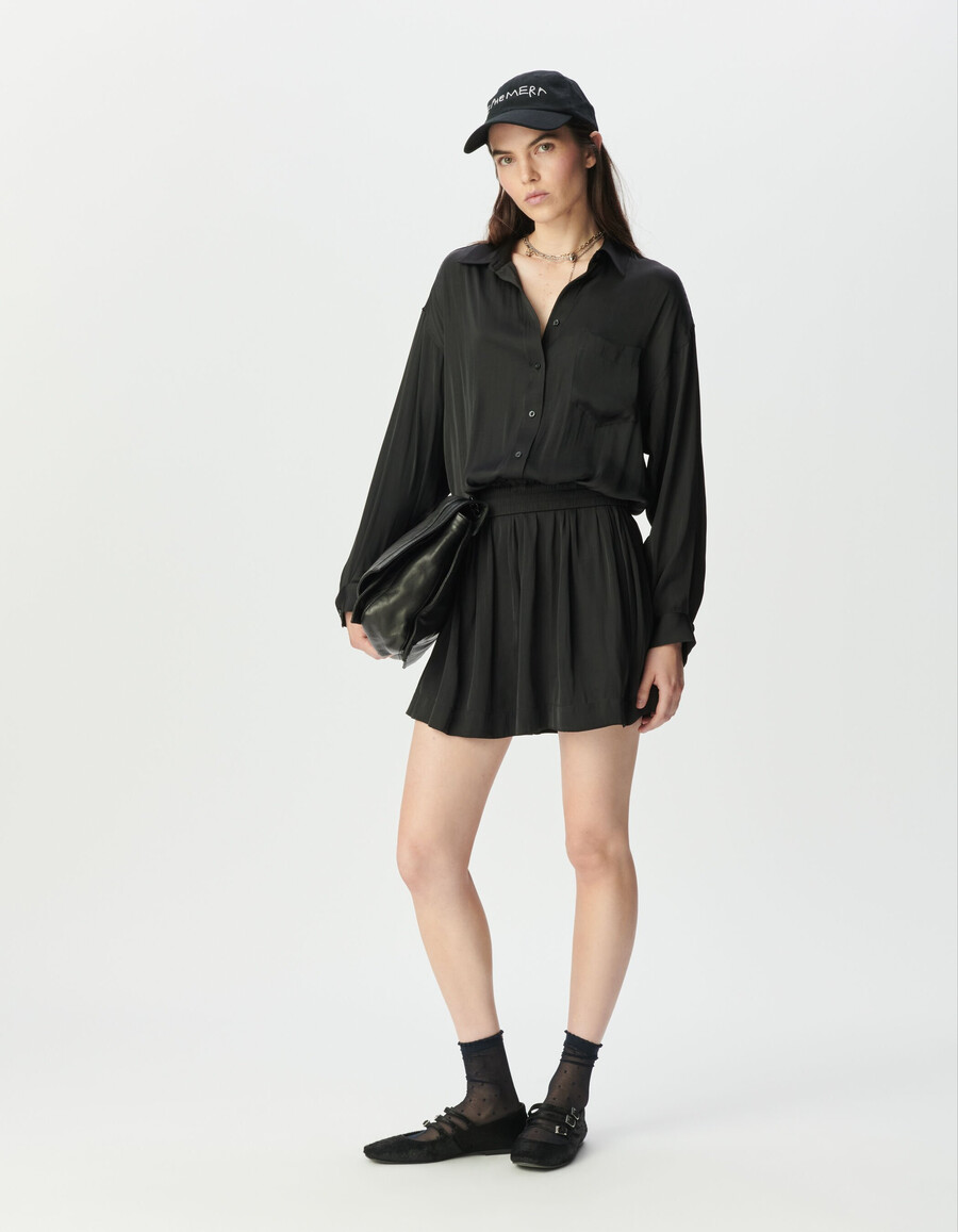 vestido camisero de satén negro con efecto trampantojo para mujer
