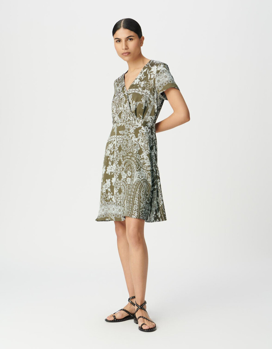 vestido fluido color caqui para mujer con estampado de bufanda