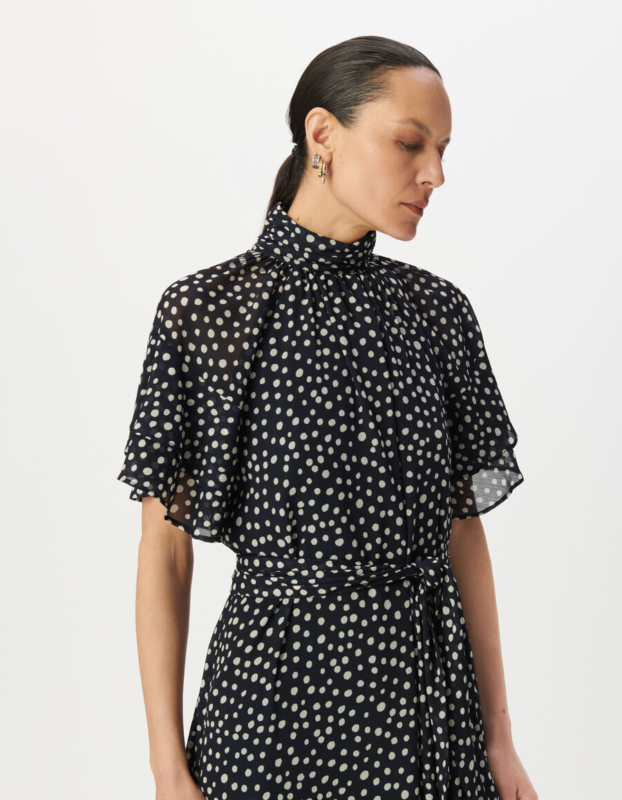 vestido largo con estampado de lunares azul marino y cuello drapeado para mujer