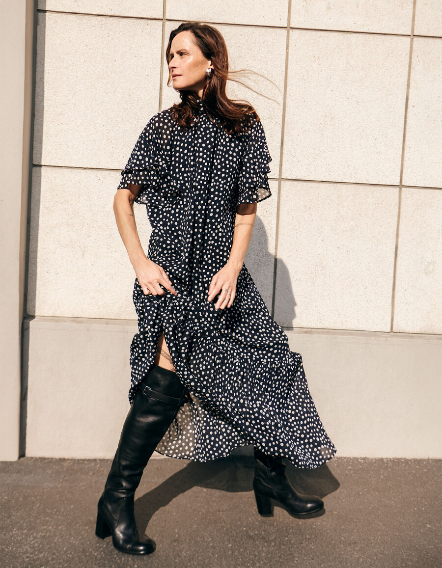 vestido largo con estampado de lunares azul marino y cuello drapeado para mujer