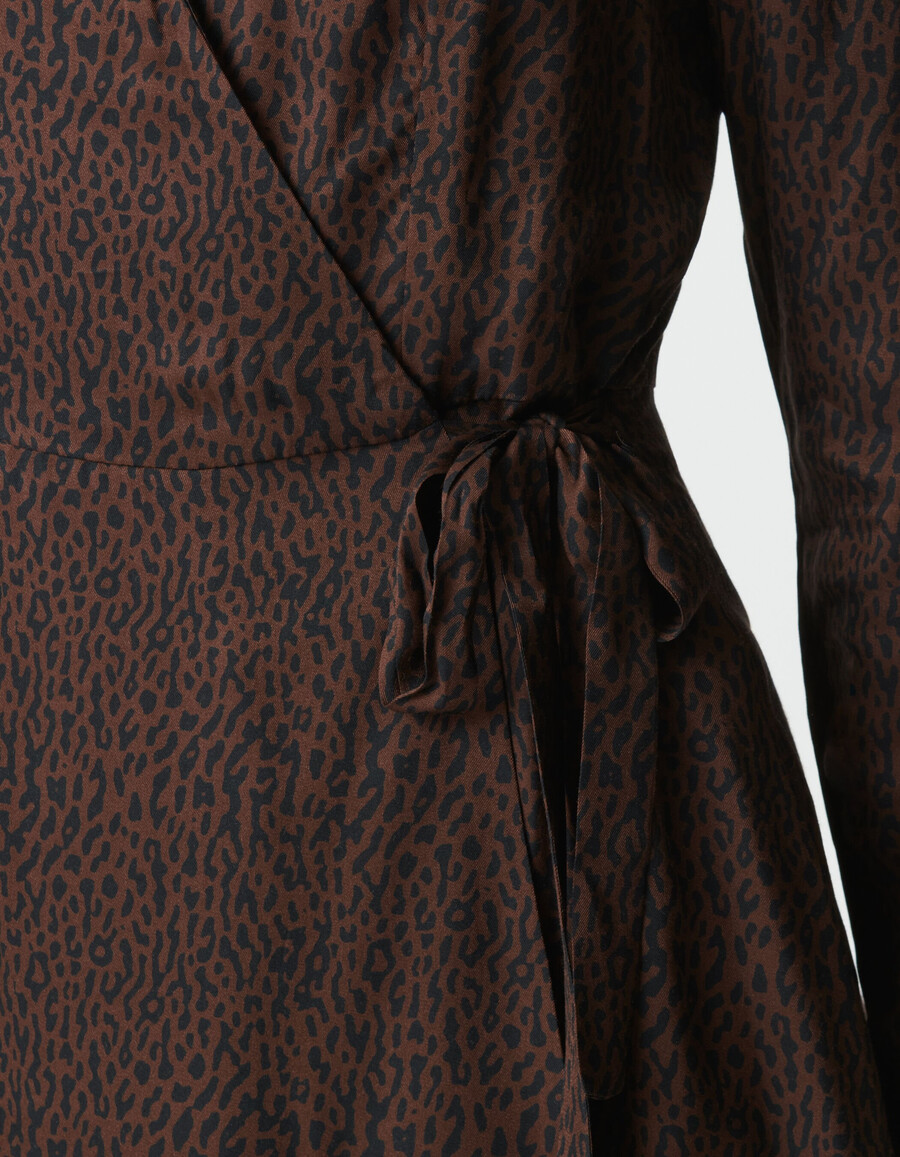 vestido cruzado marrón para mujer con estampado de leopardo