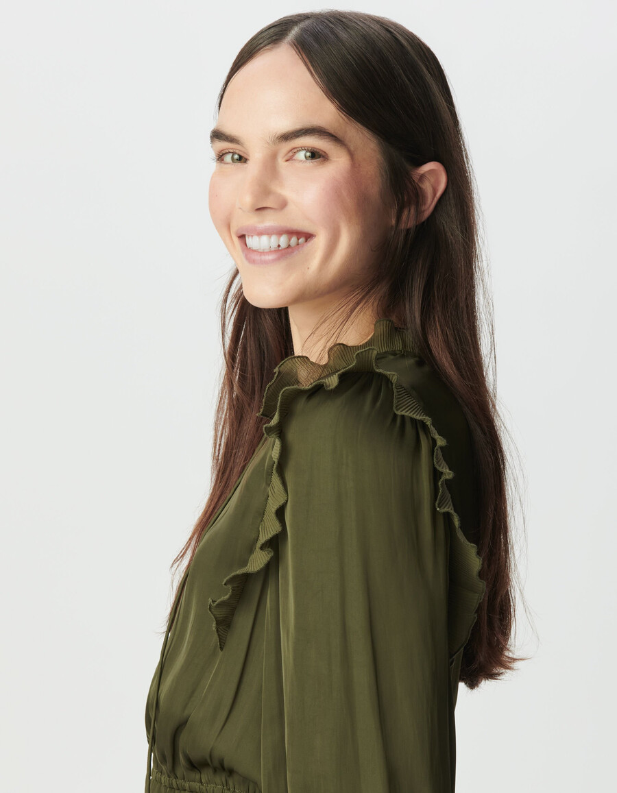 vestido de satén arrugado color caqui para mujer con volantes plisados