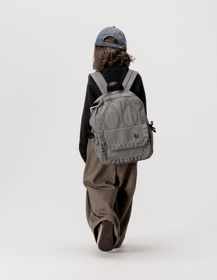 mochila negra para niña con cuadros vichy crudos y detalles de volantes