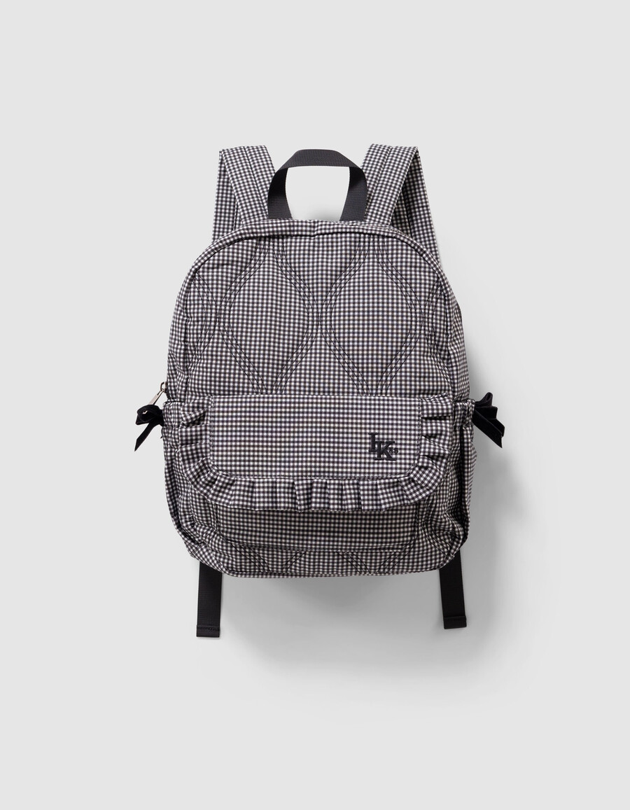mochila negra para niña con cuadros vichy crudos y detalles de volantes