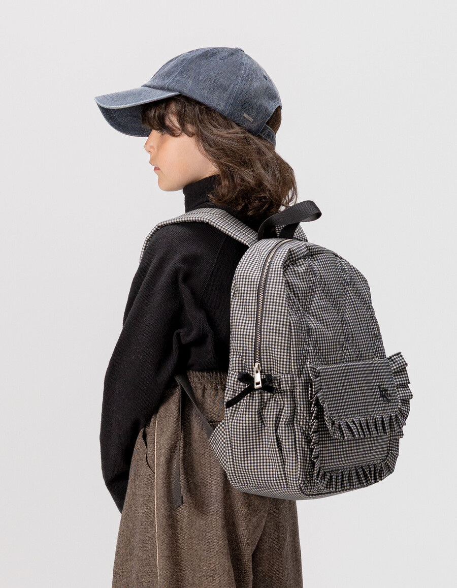 mochila negra para niña con cuadros vichy crudos y detalles de volantes