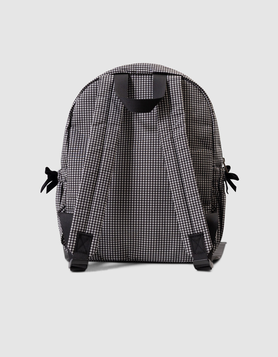 mochila negra para niña con cuadros vichy crudos y detalles de volantes