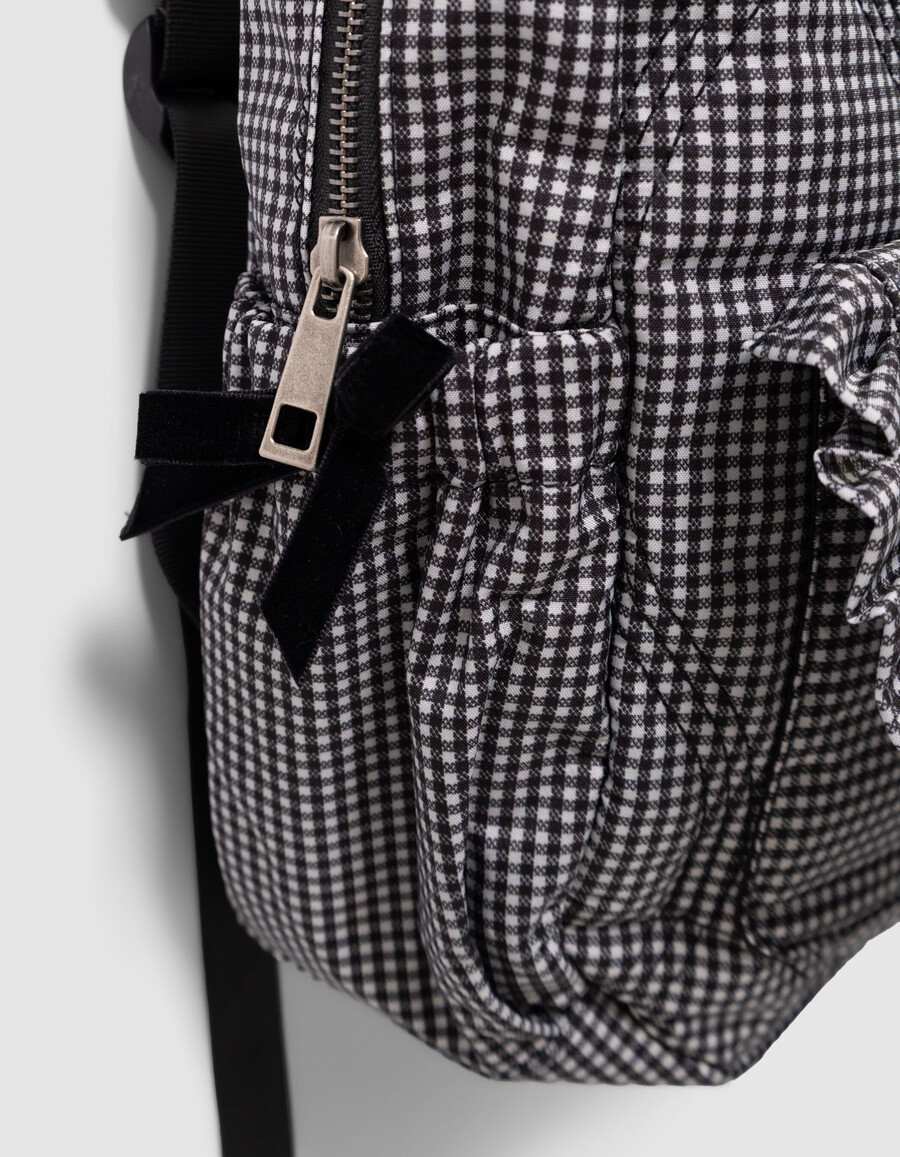 mochila negra para niña con cuadros vichy crudos y detalles de volantes
