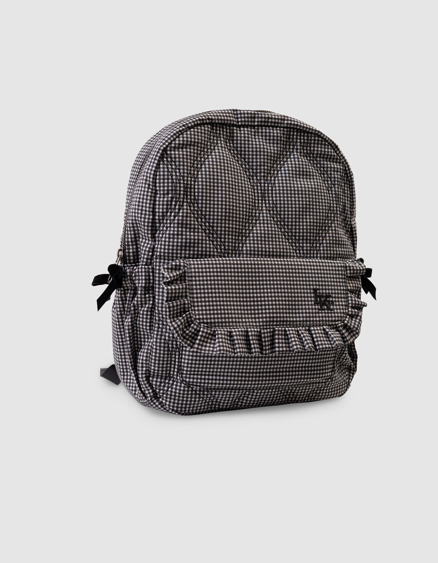 mochila negra para niña con cuadros vichy crudos y detalles de volantes