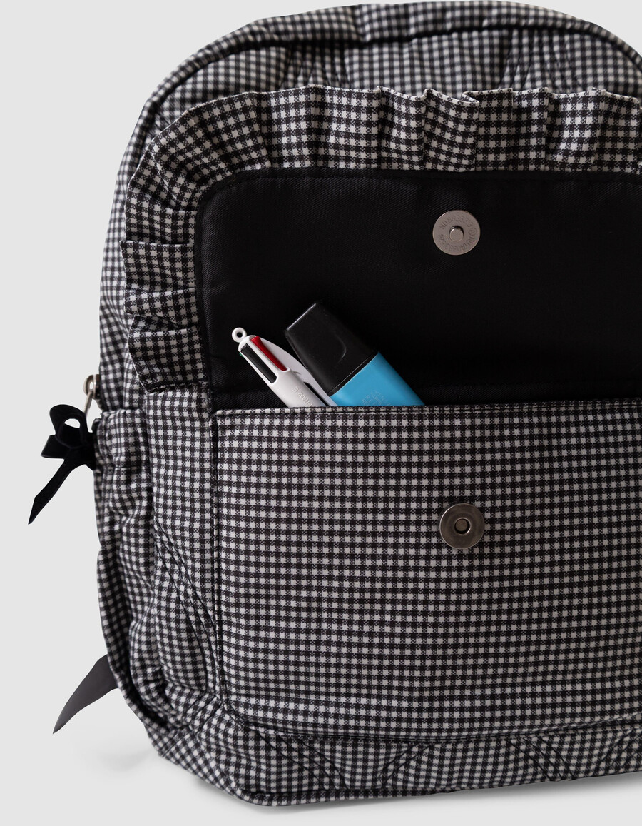 mochila negra para niña con cuadros vichy crudos y detalles de volantes