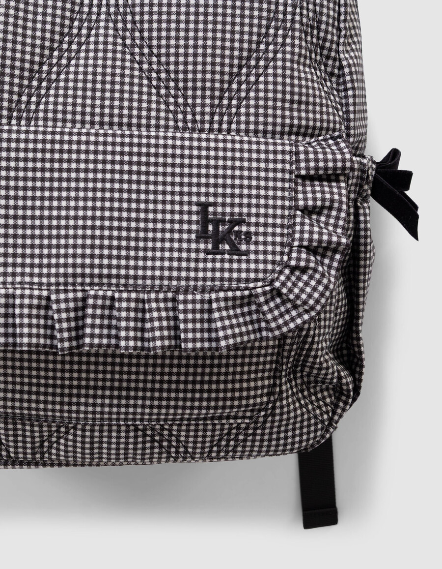 mochila negra para niña con cuadros vichy crudos y detalles de volantes