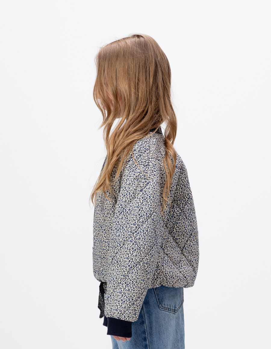 cárdigan acolchado azul marino para niña con estampado de lazo de leopardo