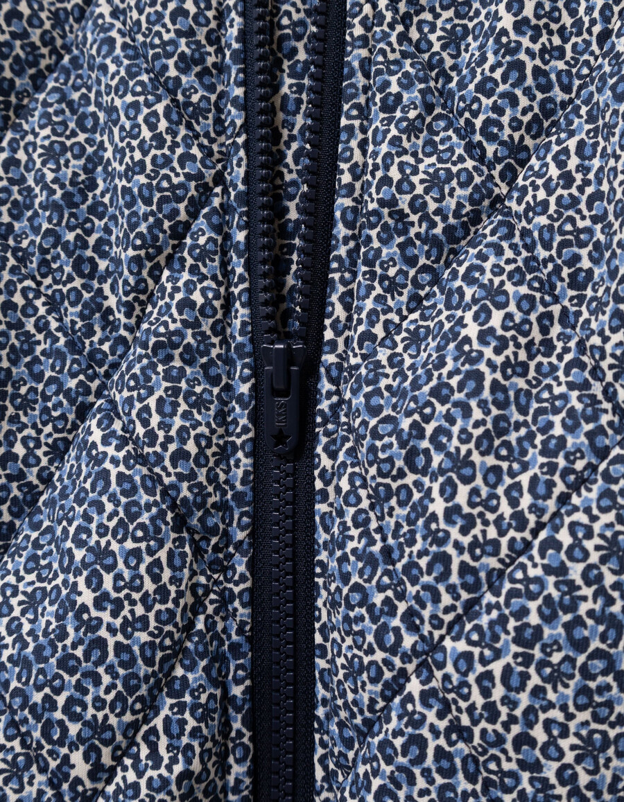 cárdigan acolchado azul marino para niña con estampado de lazo de leopardo