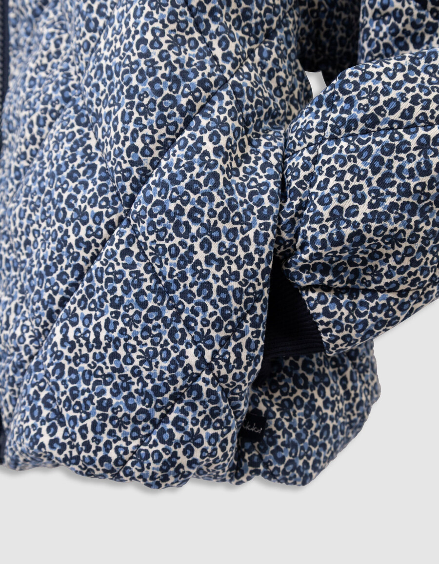 cárdigan acolchado azul marino para niña con estampado de lazo de leopardo