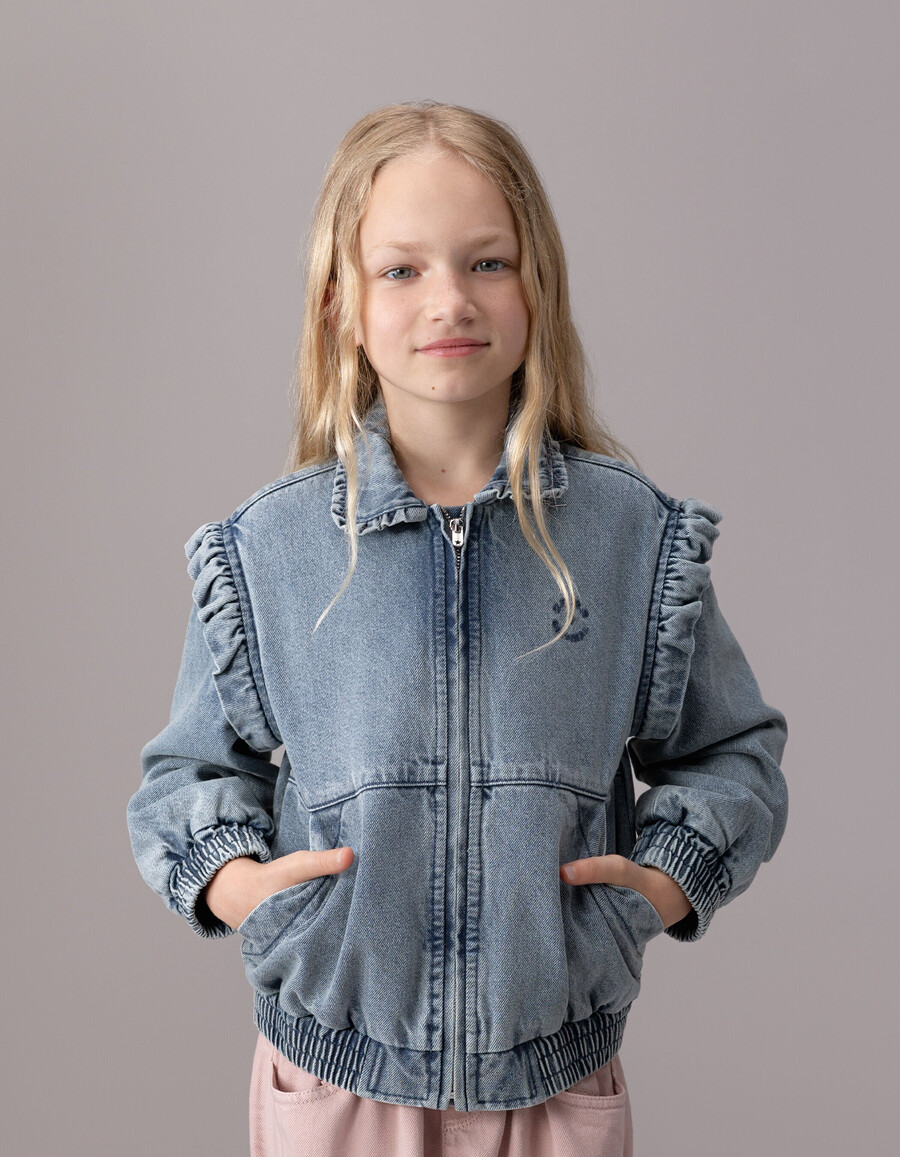 chaqueta vaquera azul para niña con mangas desmontables