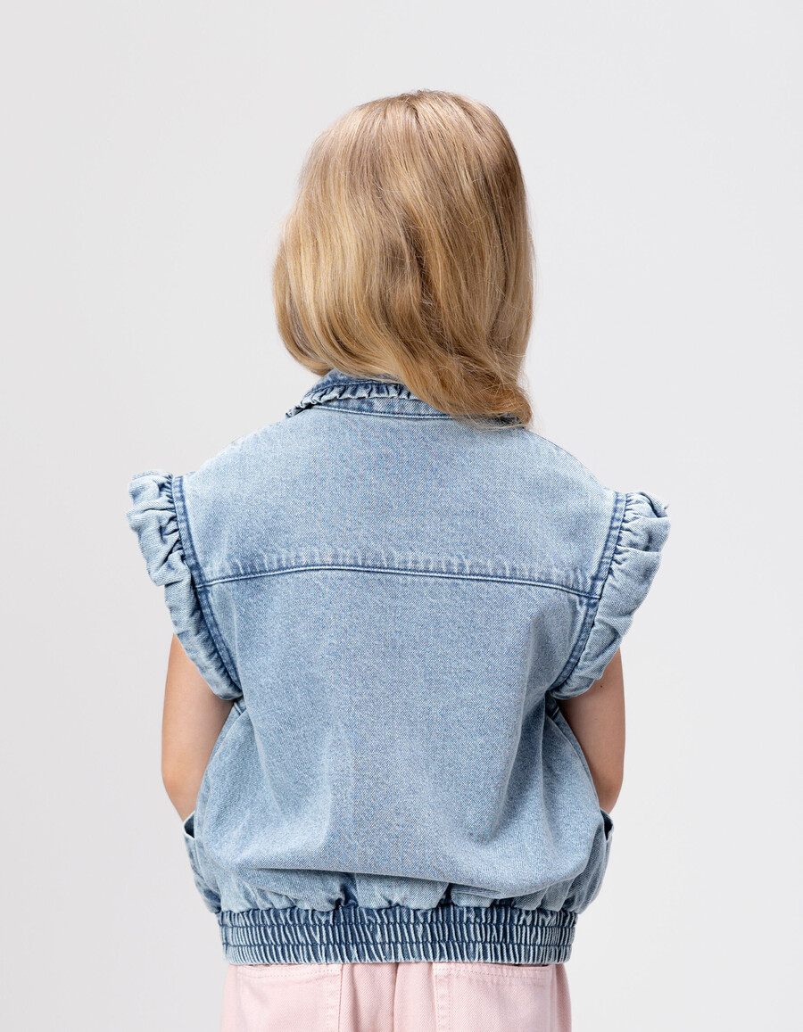 chaqueta vaquera azul para niña con mangas desmontables