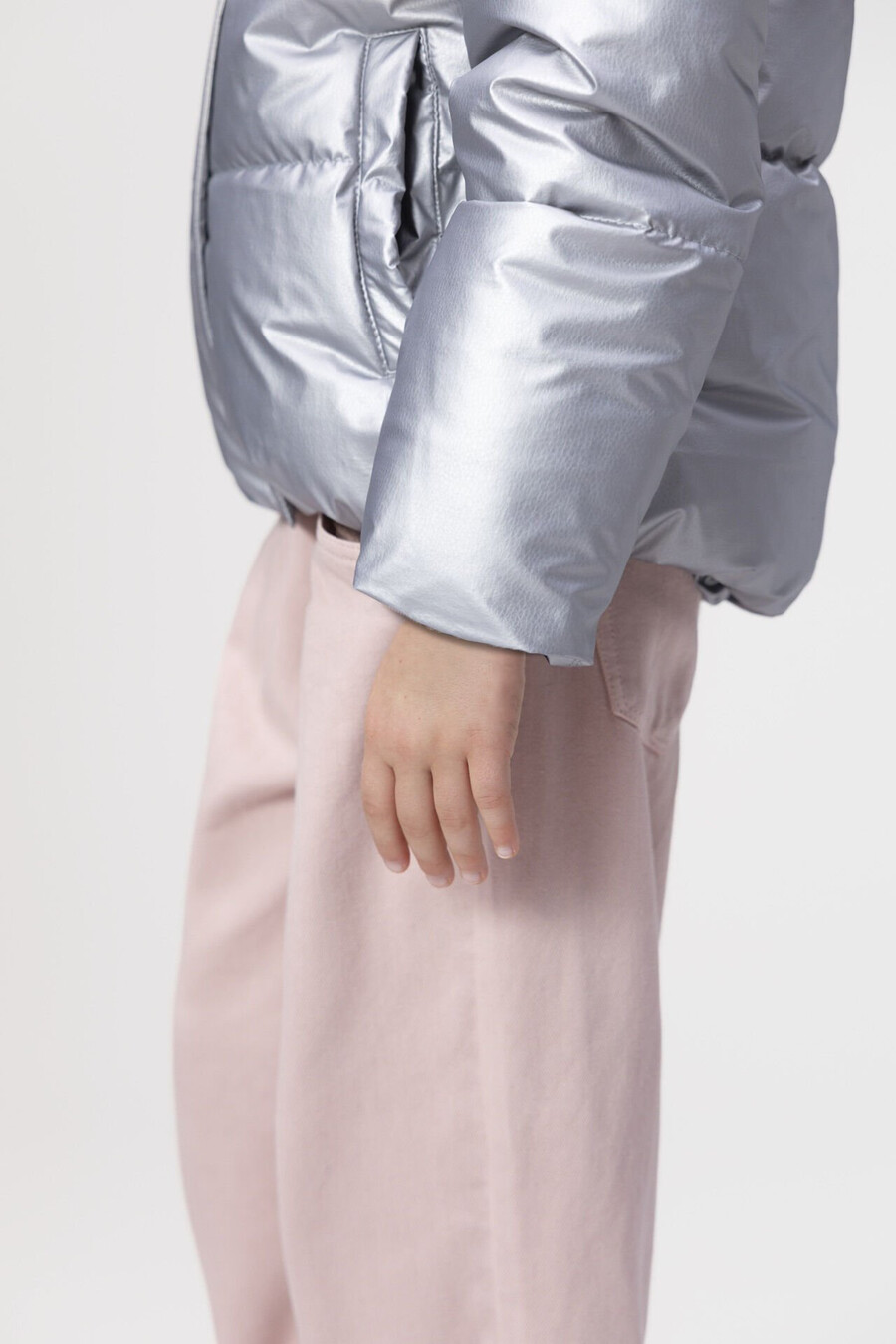 chaqueta acolchada plateada para niña con capucha forrada de piel azul marino
