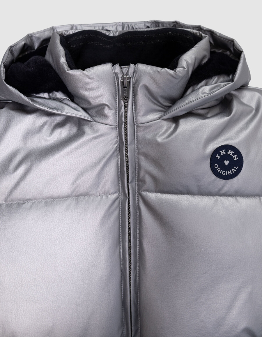 chaqueta acolchada plateada para niña con capucha forrada de piel azul marino