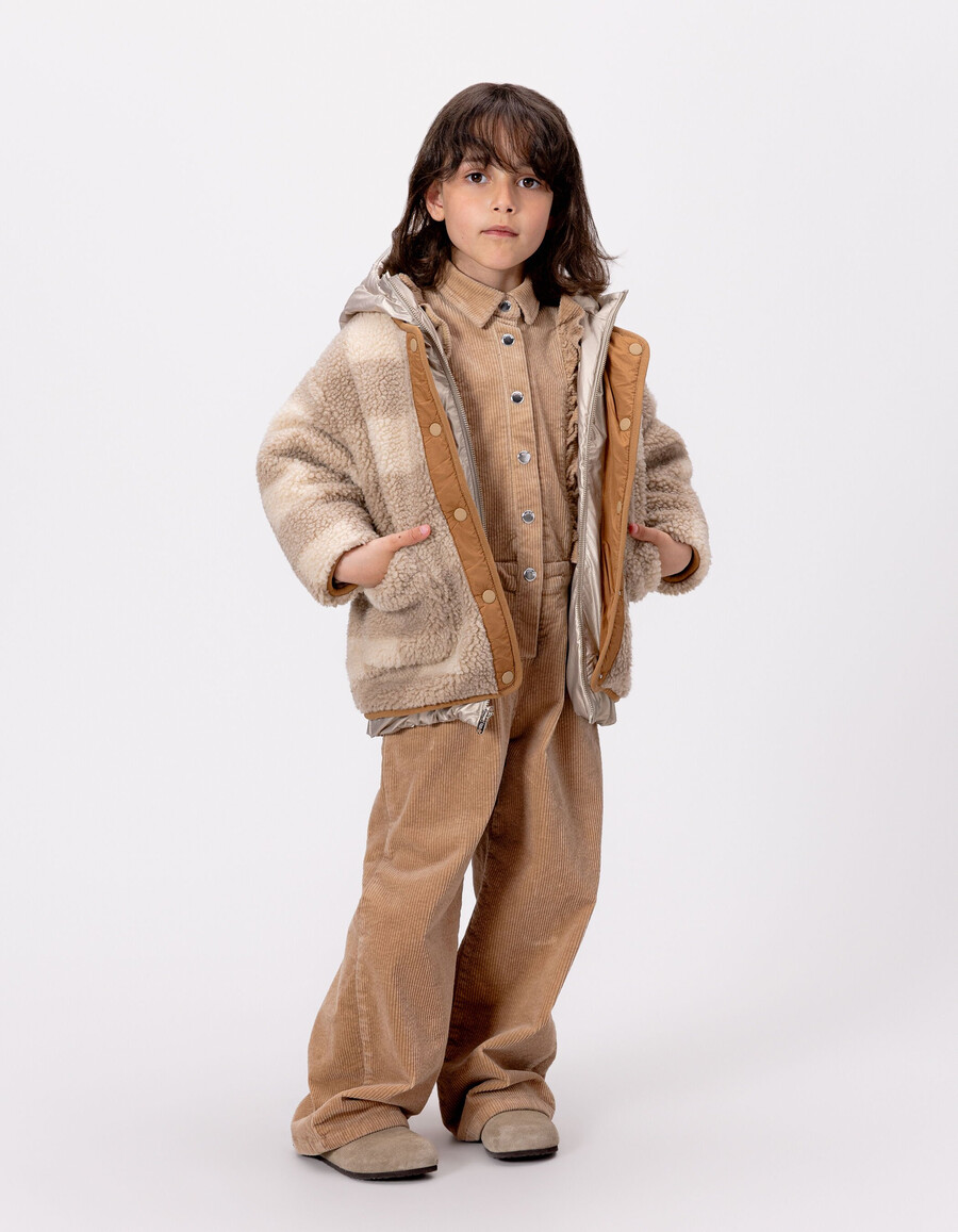 chaqueta acolchada reversible con cuadros dorados y sherpa para niña