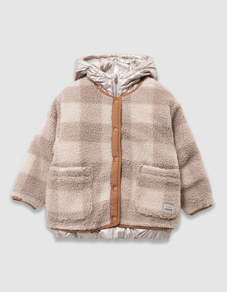 chaqueta acolchada reversible con cuadros dorados y sherpa para niña