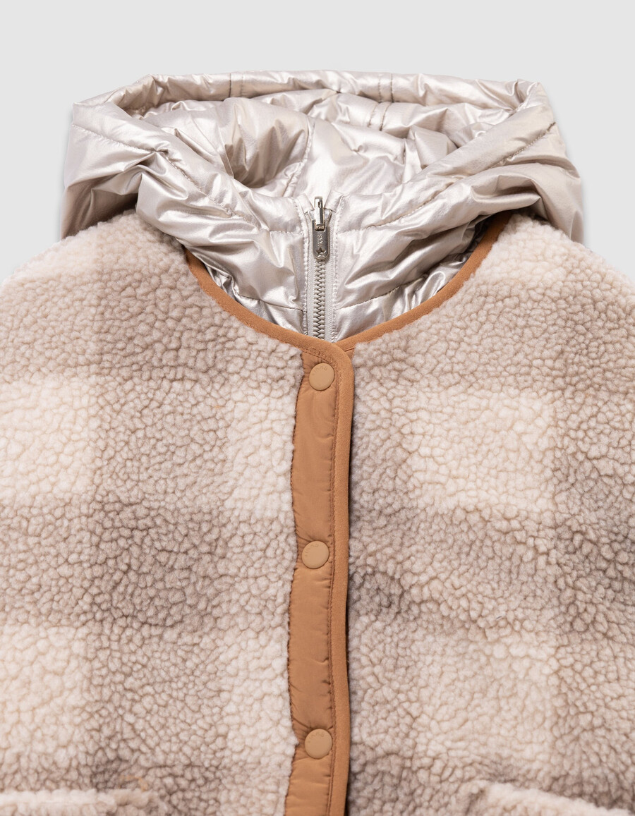 chaqueta acolchada reversible con cuadros dorados y sherpa para niña