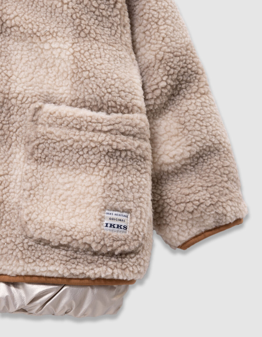 chaqueta acolchada reversible con cuadros dorados y sherpa para niña