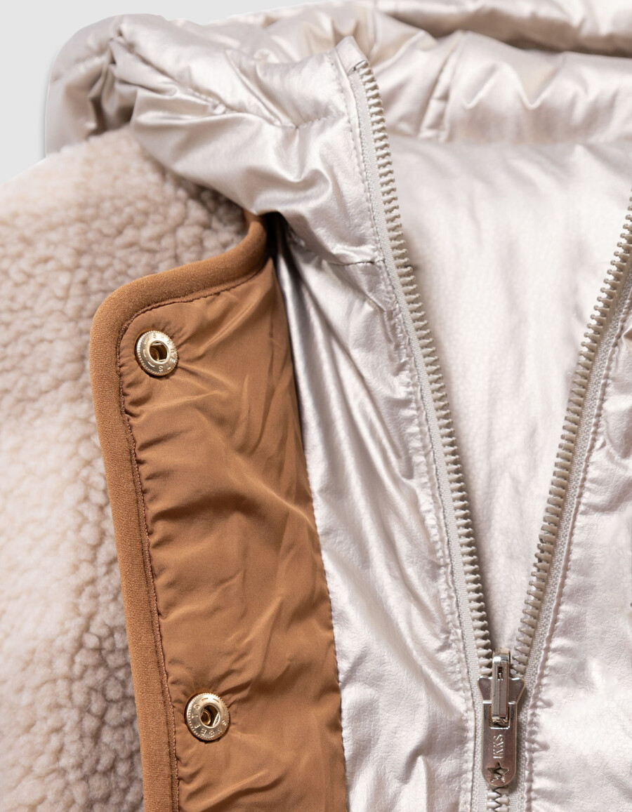 chaqueta acolchada reversible con cuadros dorados y sherpa para niña