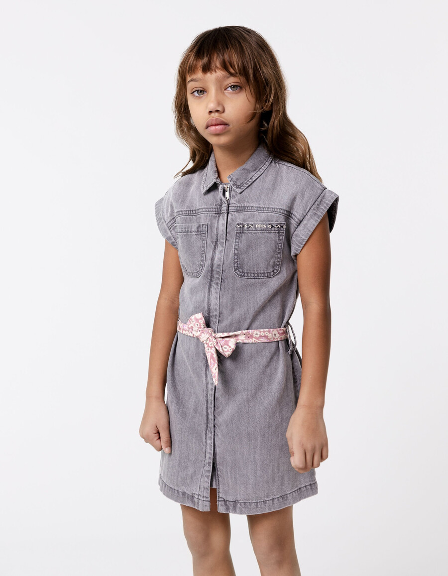 vestido vaquero gris con cinturón estampado de algodón orgánico para niña