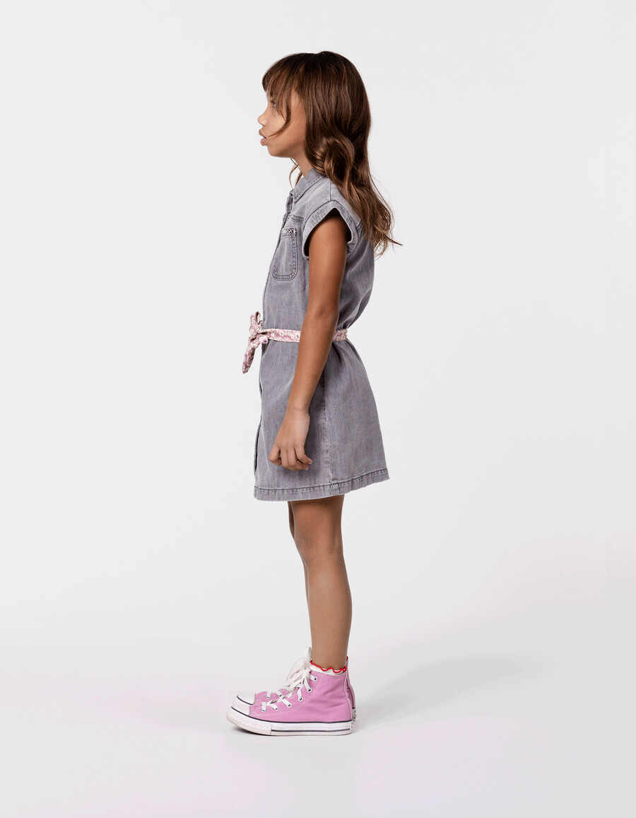 vestido vaquero gris con cinturón estampado de algodón orgánico para niña
