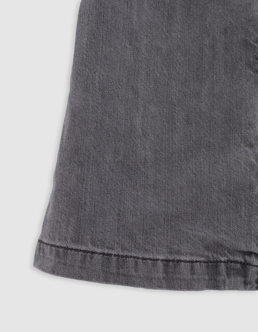 vestido vaquero gris con cinturón estampado de algodón orgánico para niña