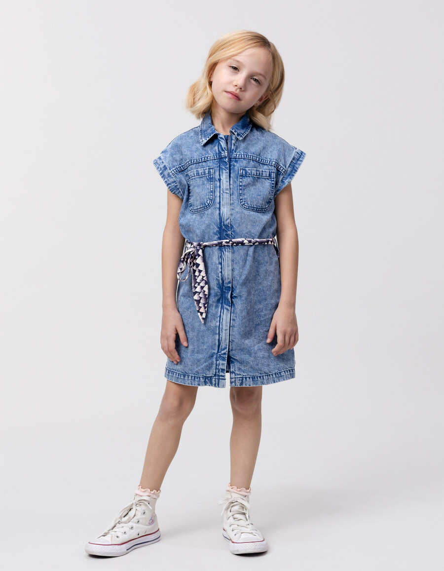 vestido vaquero azul con cinturón estampado para niña