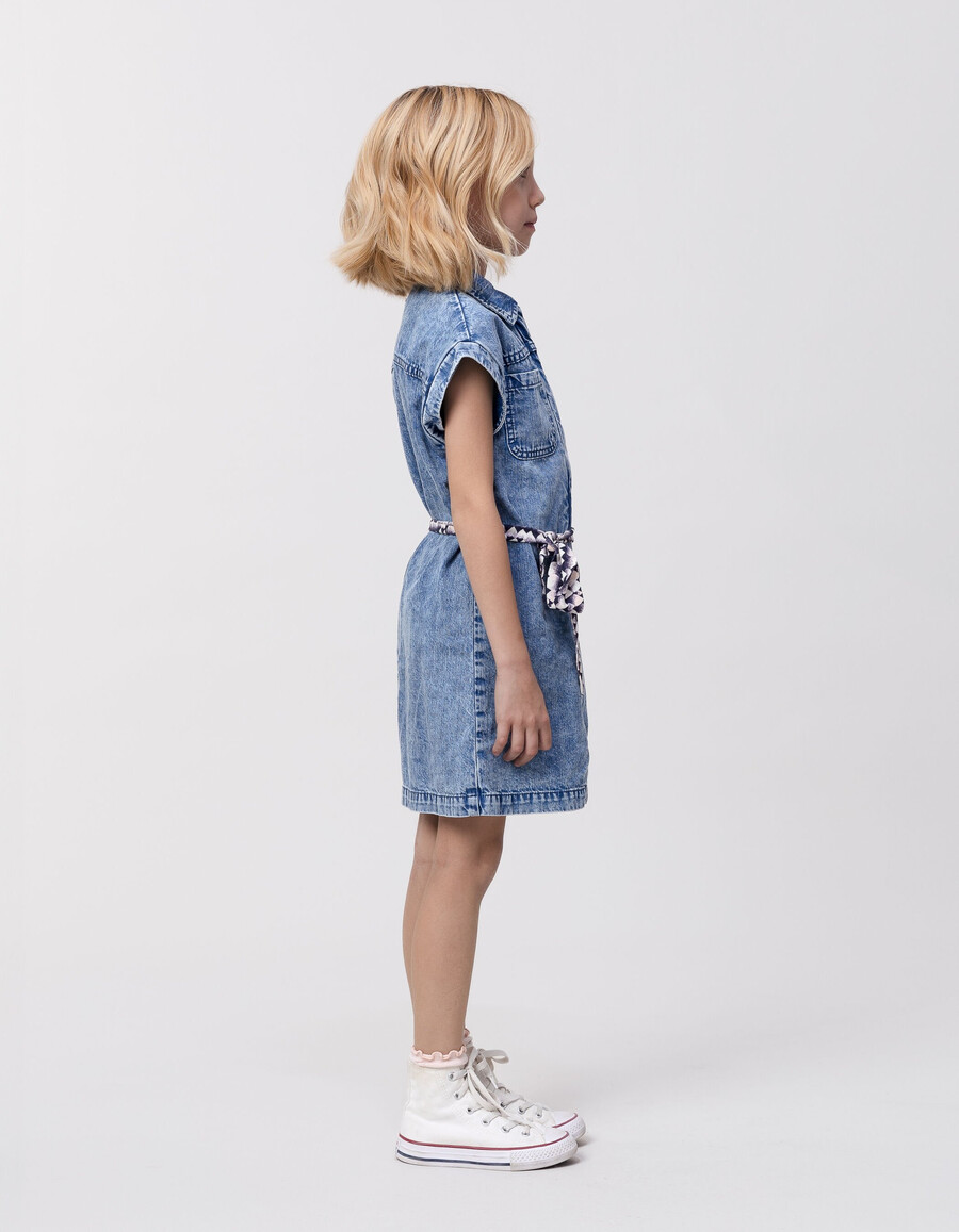 vestido vaquero azul con cinturón estampado para niña