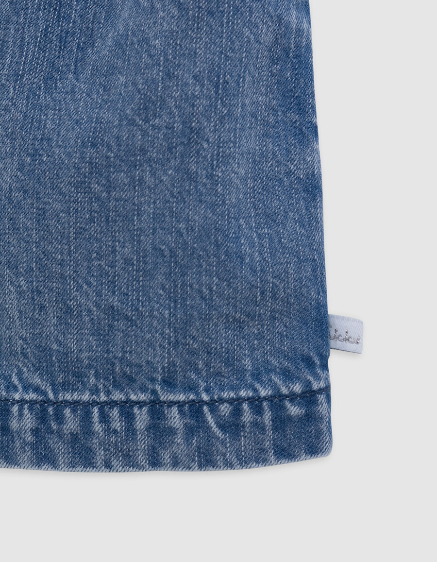 vestido vaquero azul con cinturón estampado para niña