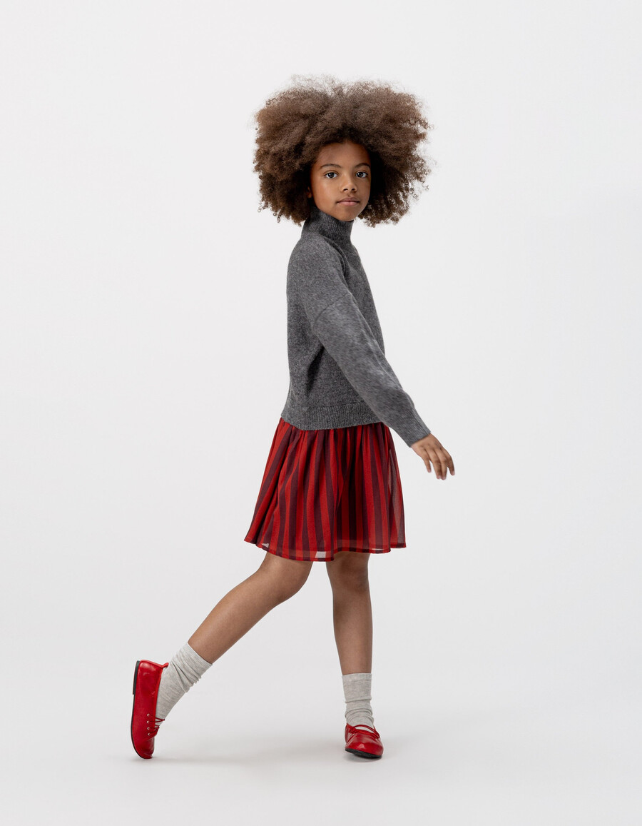 vestido de niña de punto gris mixto con rayas rojas